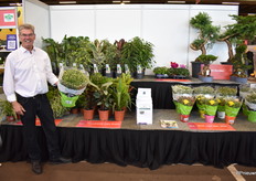 Geerd Hilgerson met de producten van zíjn kwekers; Bas van der Wilt, Kwekerij van Dam, Bregman, Drenthe Flowers, Van Dijk Potplanten en M&M Garden.